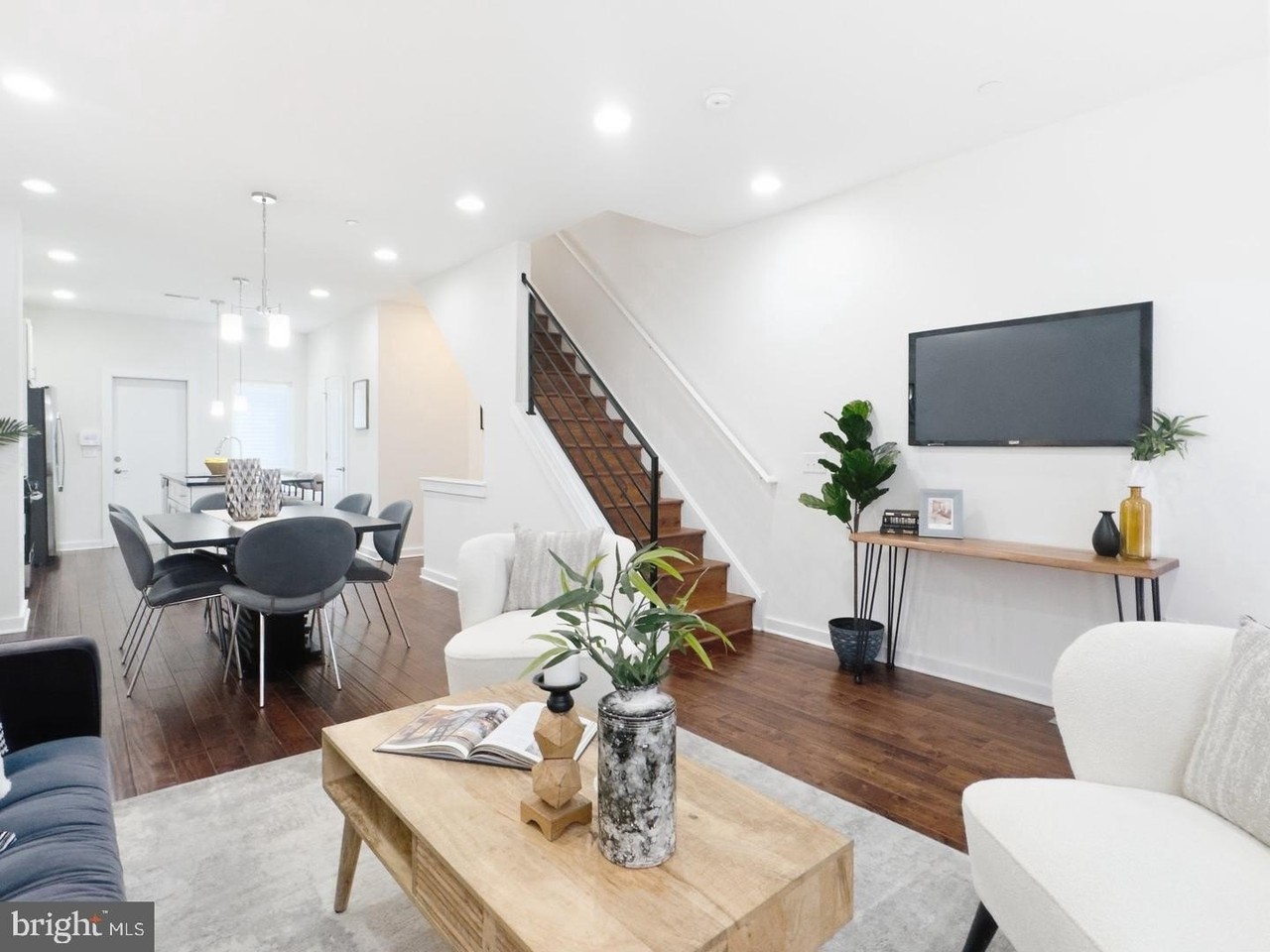1643 N Randolph St - Photo 4 of 39