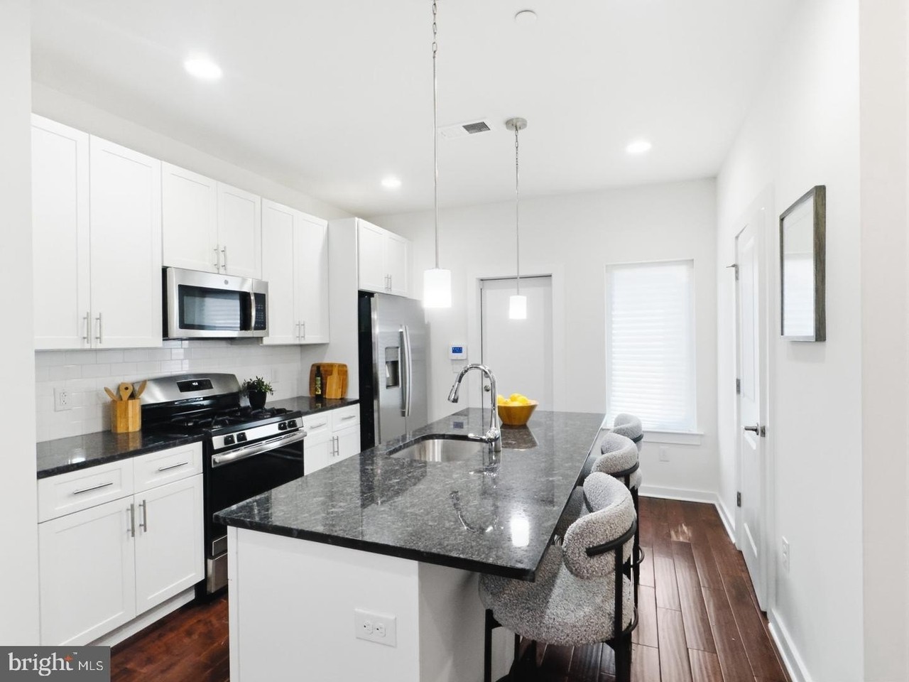 1643 N Randolph St - Photo 5 of 39