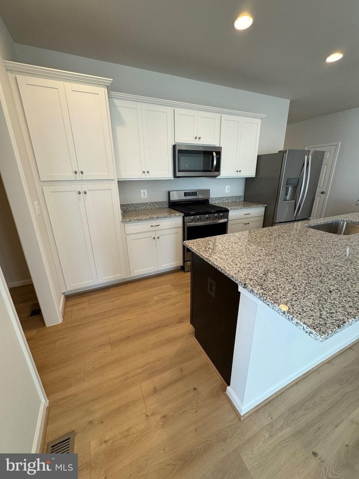 104 Heyford Dr - Photo 5 of 35