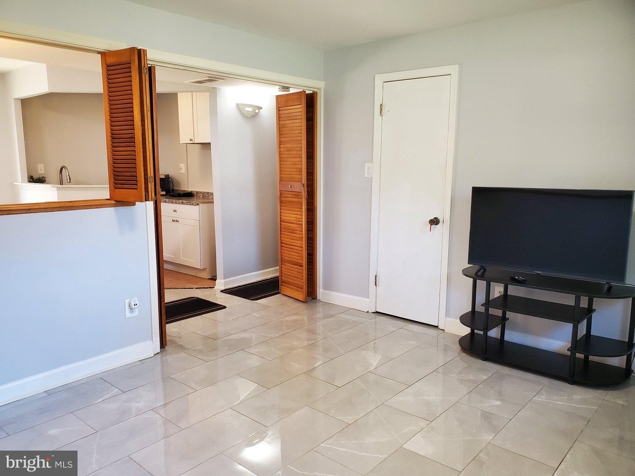 1114 Clarke St - Photo 2 of 20