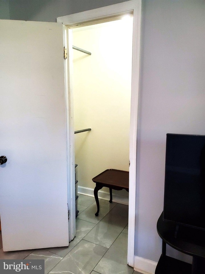 1114 Clarke St - Photo 4 of 20