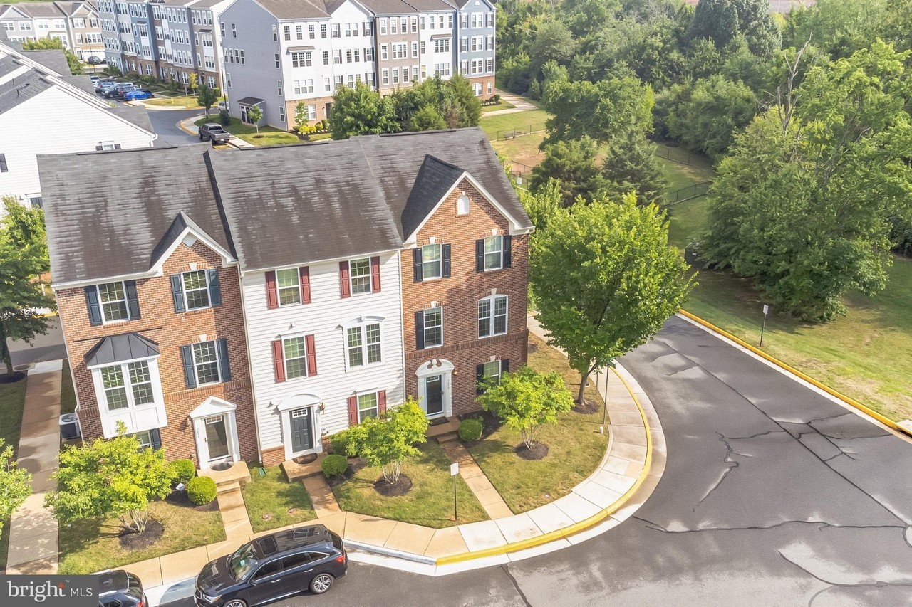 7039 Trek Way - Photo 3 of 47