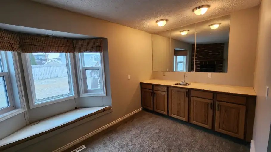 1907 5 Ave - Photo 4 of 7