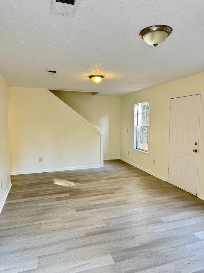 320 Modder Ave - Photo 3 of 26