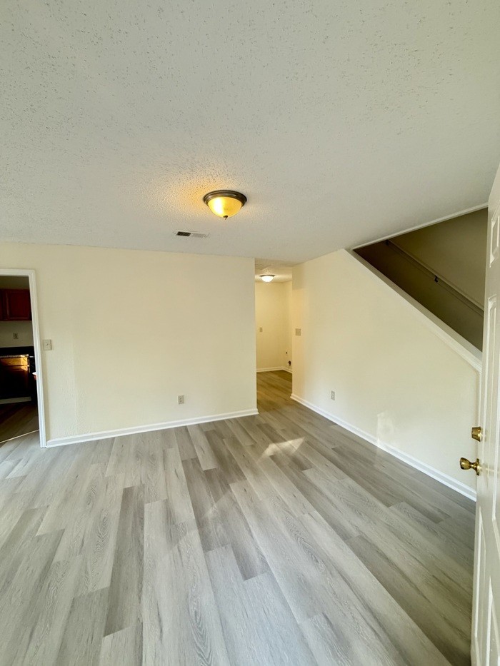 320 Modder Ave - Photo 7 of 26