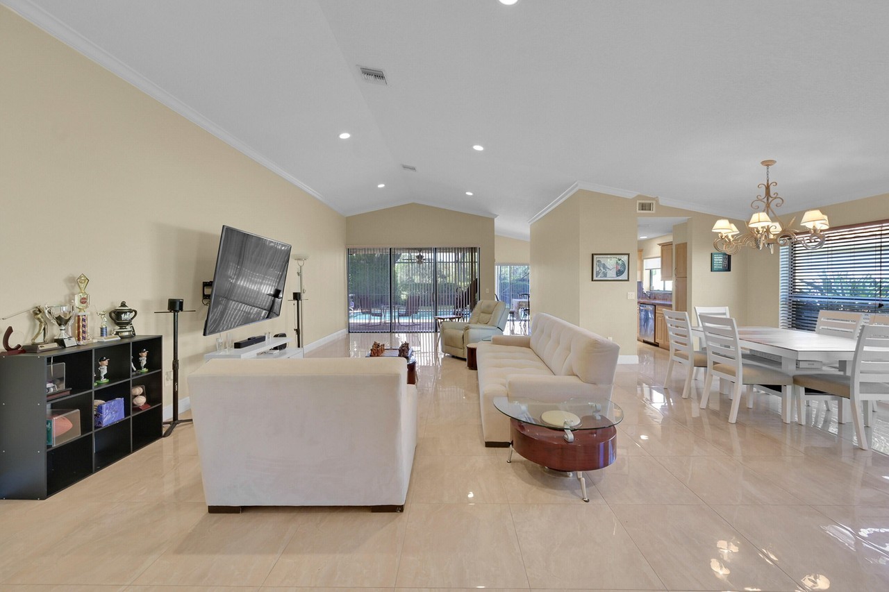 11084 Clover Leaf Cir - Photo 5 of 18