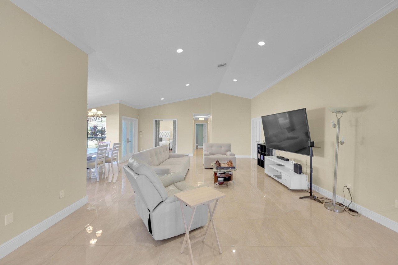 11084 Clover Leaf Cir - Photo 6 of 18