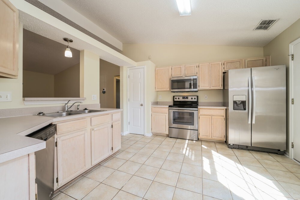 3327 Ayrshire St - Photo 7 of 16