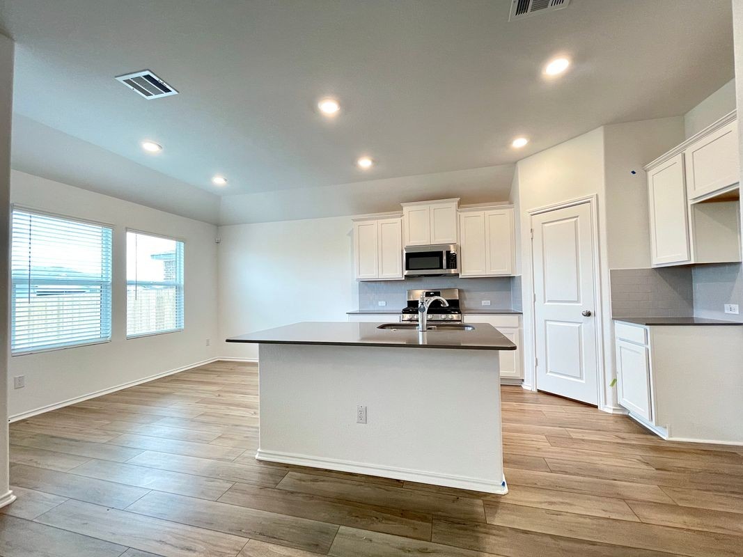 215 Magione St - Photo 4 of 8
