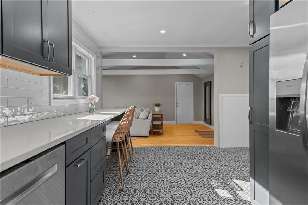 1365 E Main Rd - Photo 5 of 28