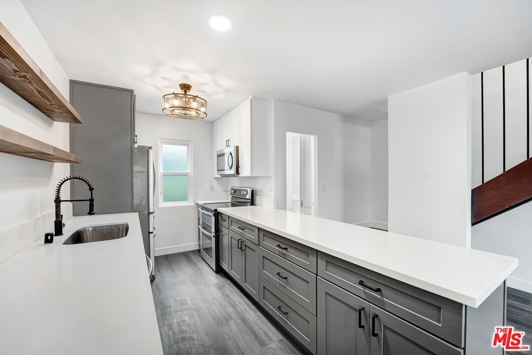 5951 Canterbury Dr ##14 - Photo 4 of 33