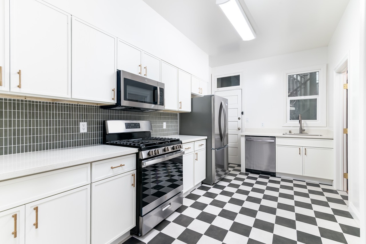 1018 Jackson St - Photo 6 of 13