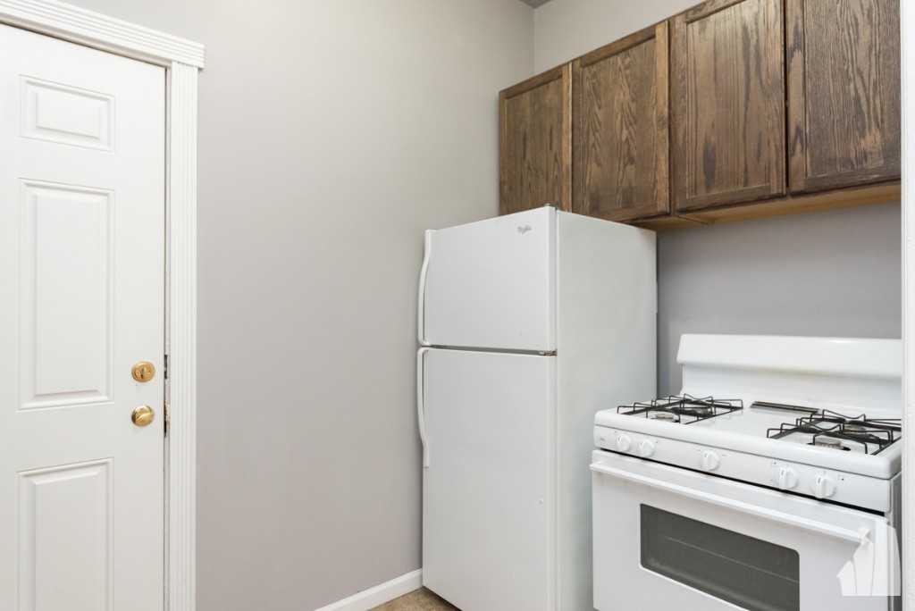 4255 West Addison Street - Photo 7 of 10