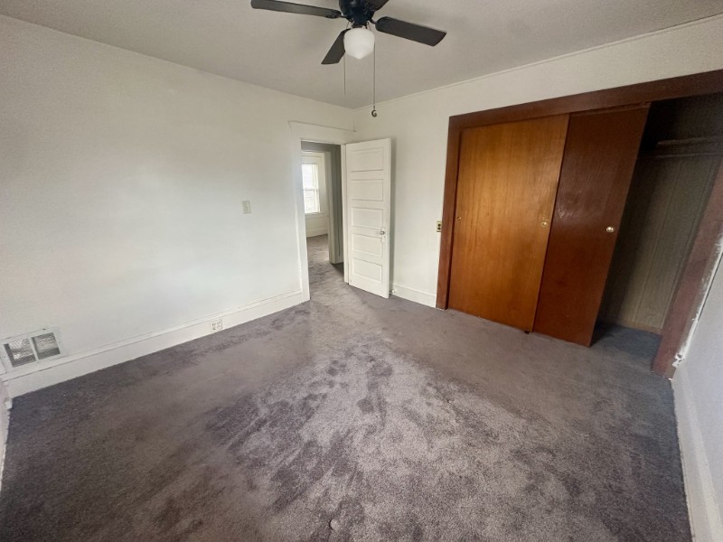 223 N Grinnell St - Photo 4 of 11