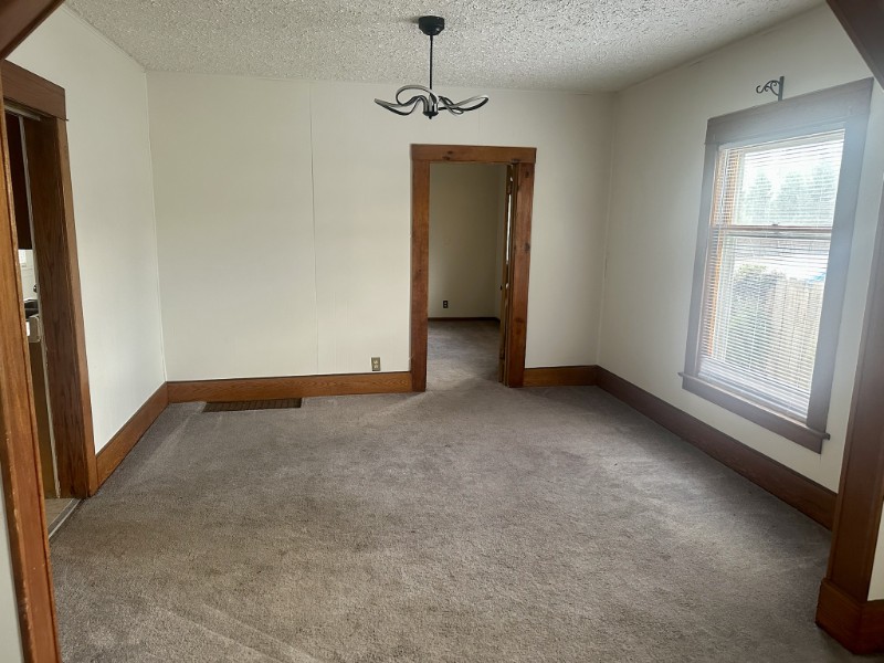 223 N Grinnell St - Photo 5 of 11