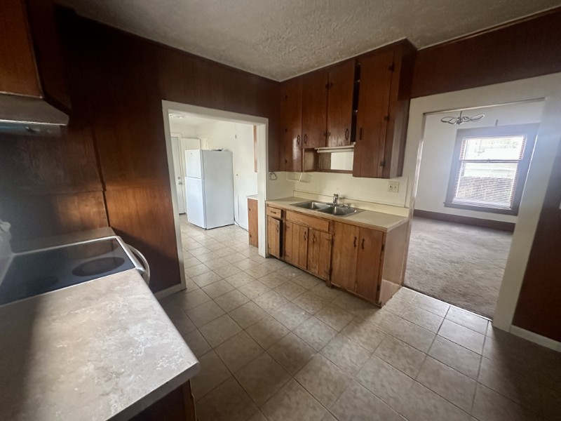 223 N Grinnell St - Photo 6 of 11
