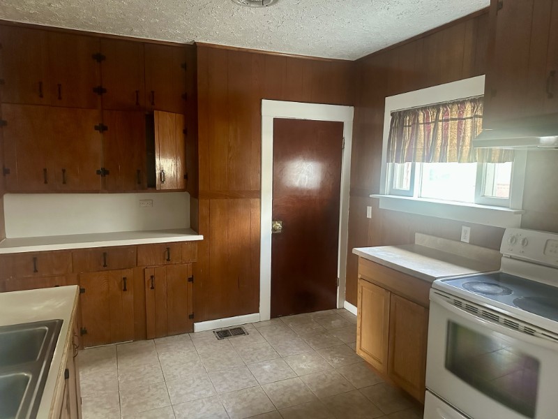 223 N Grinnell St - Photo 7 of 11