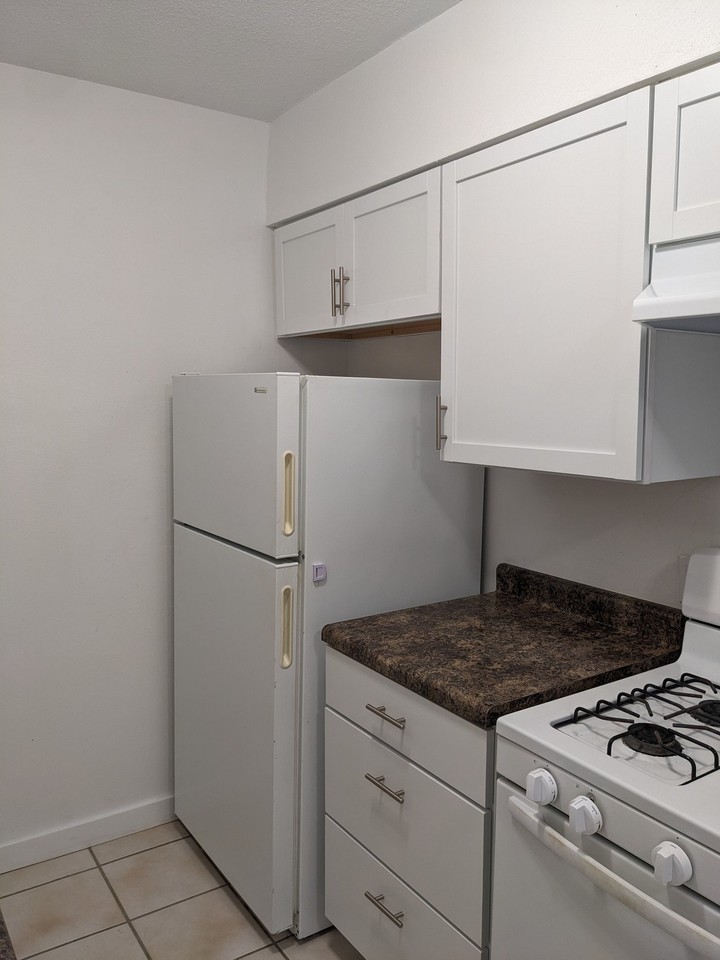 502 W Market St #303 - Photo 4 of 9