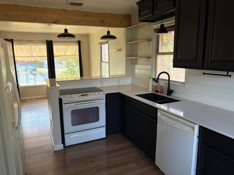 748 36th St - Photo 3 of 11