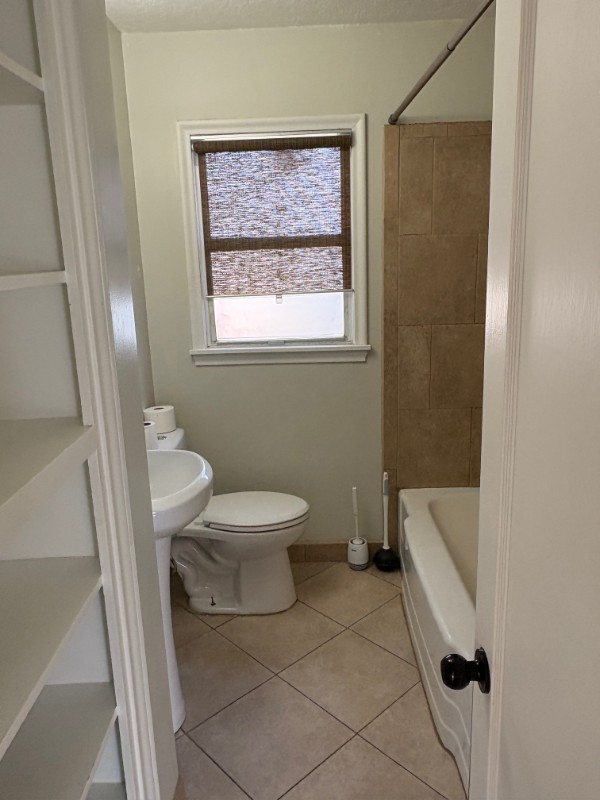 748 36th St - Photo 4 of 11