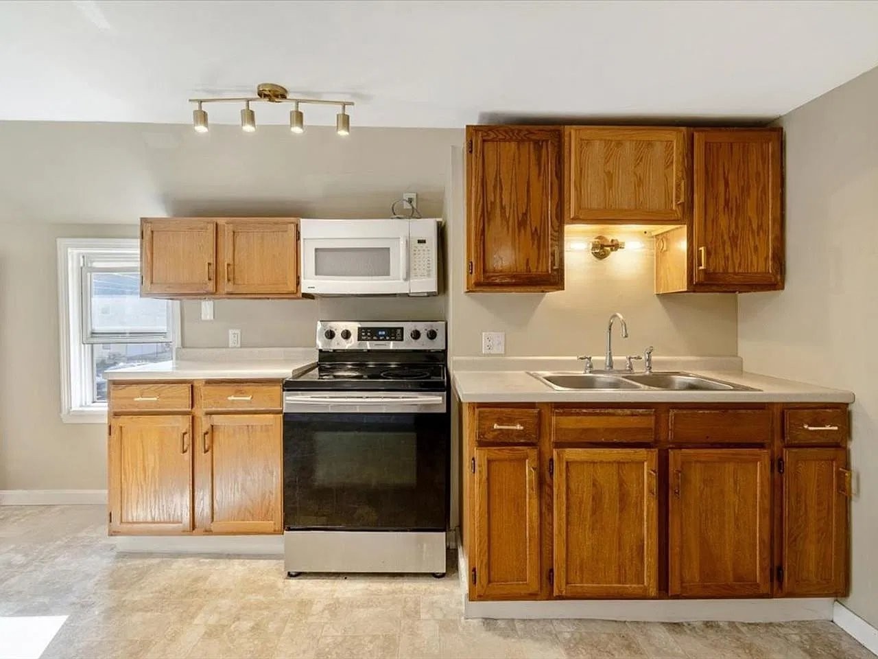 92 West St #B - Photo 3 of 16