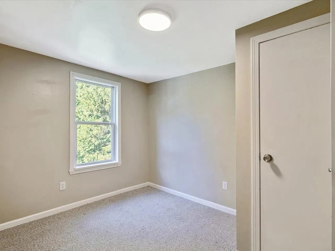 92 West St #B - Photo 4 of 16