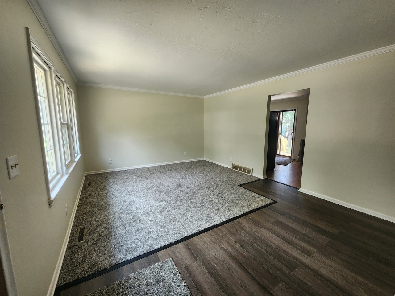 10934 Jones St - Photo 3 of 25