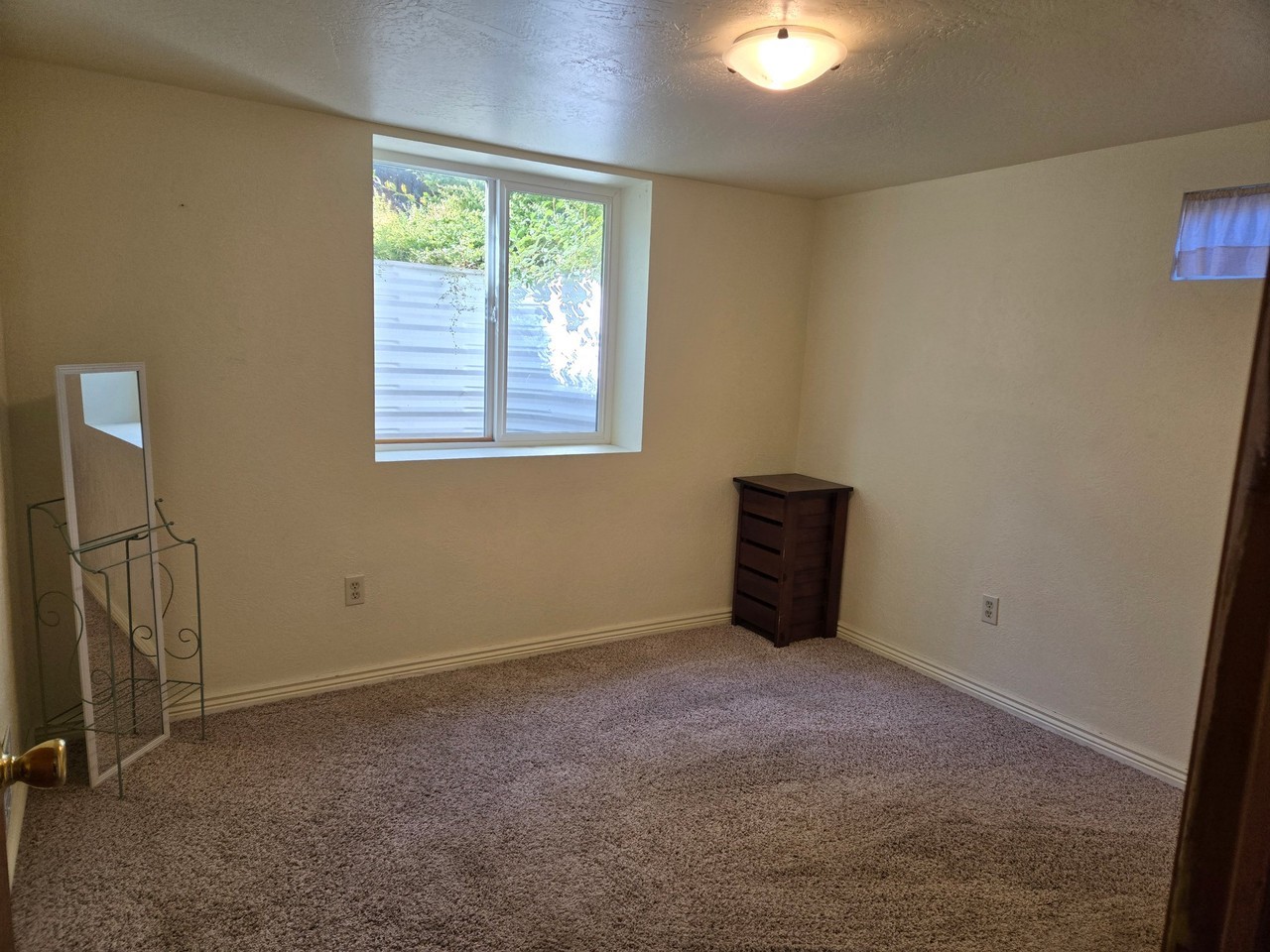 825 Woodford St - Photo 2 of 5
