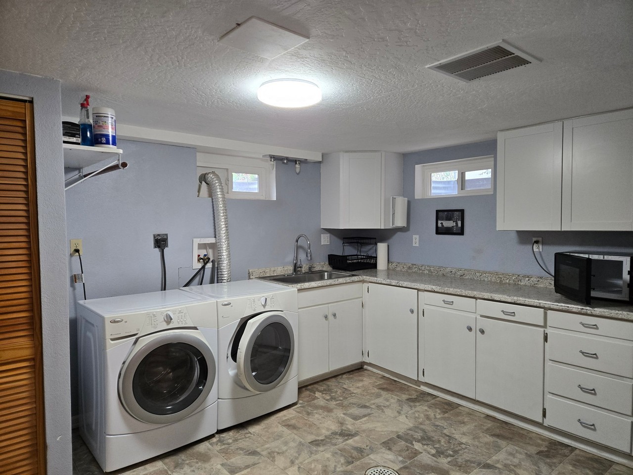 825 Woodford St - Photo 5 of 5