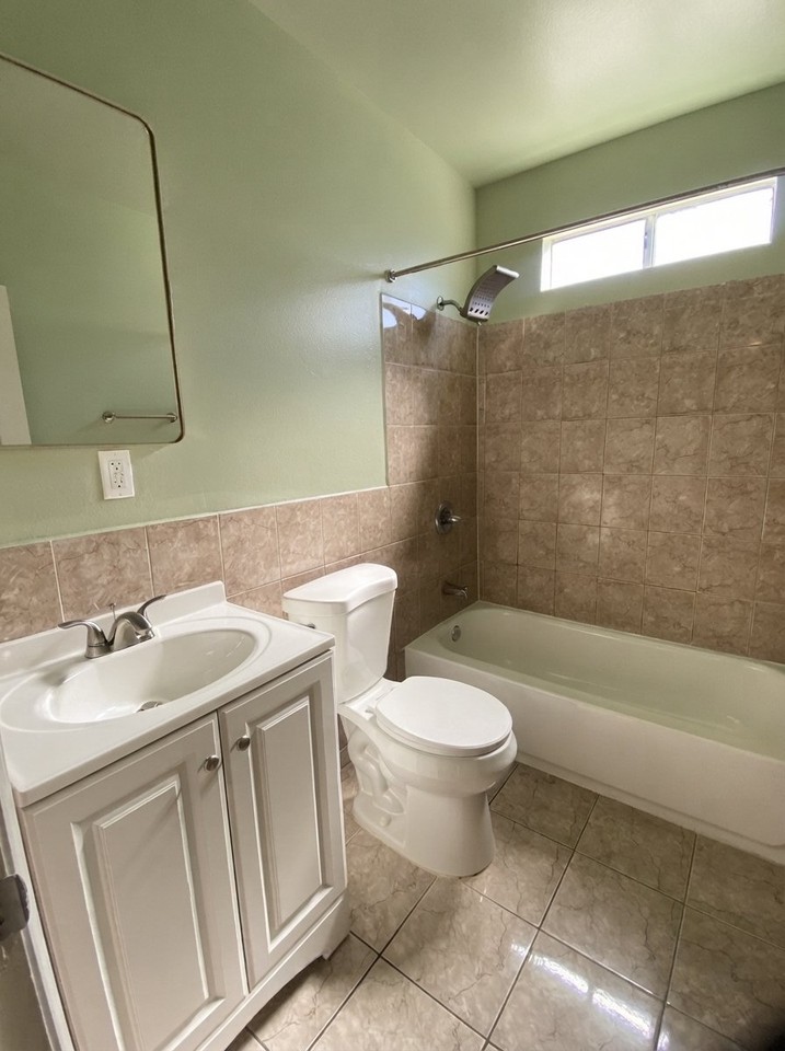 650 W 99th St - Photo 6 of 14