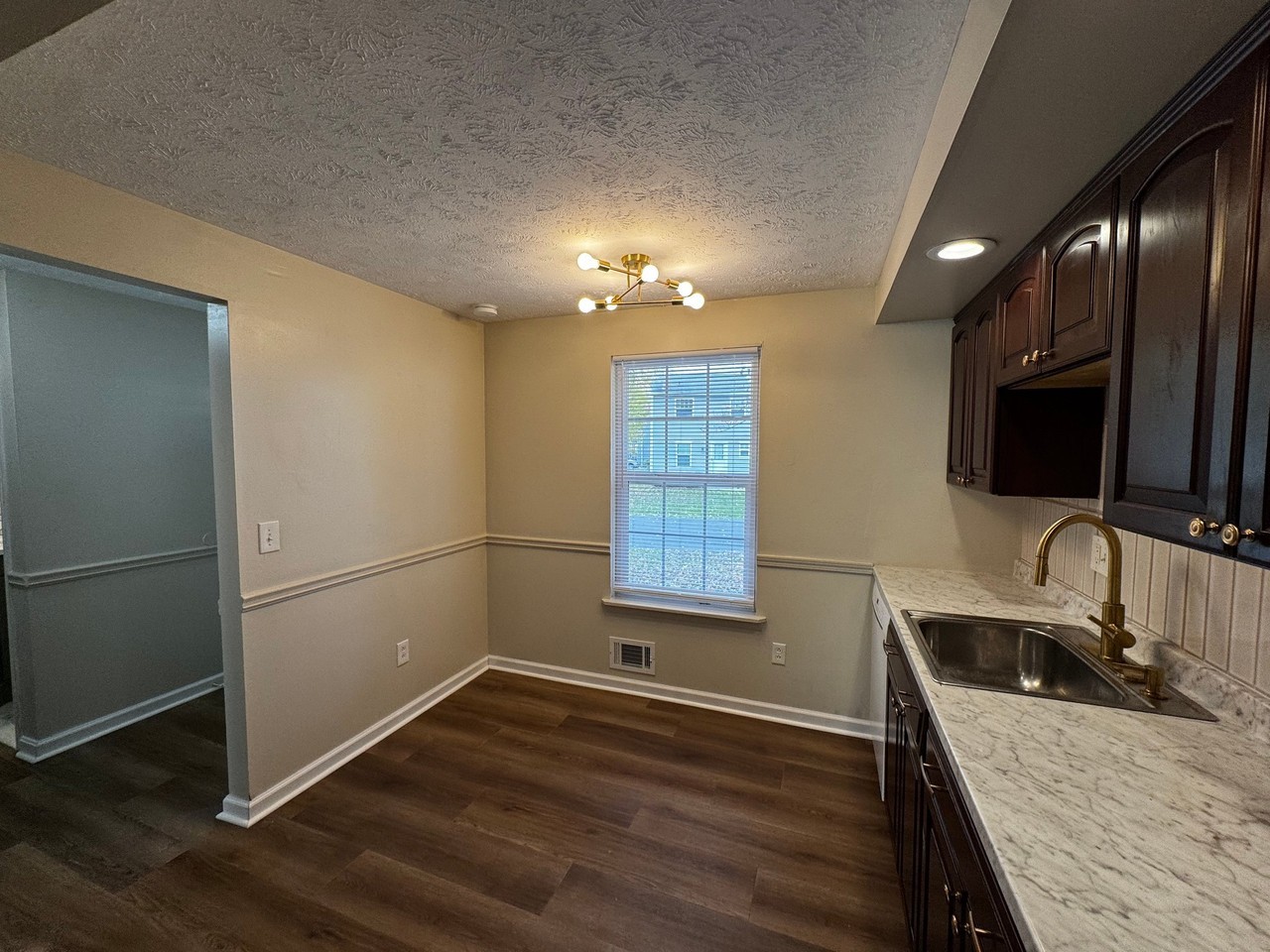 22/24 Teakwood Ln #24 - Photo 3 of 20