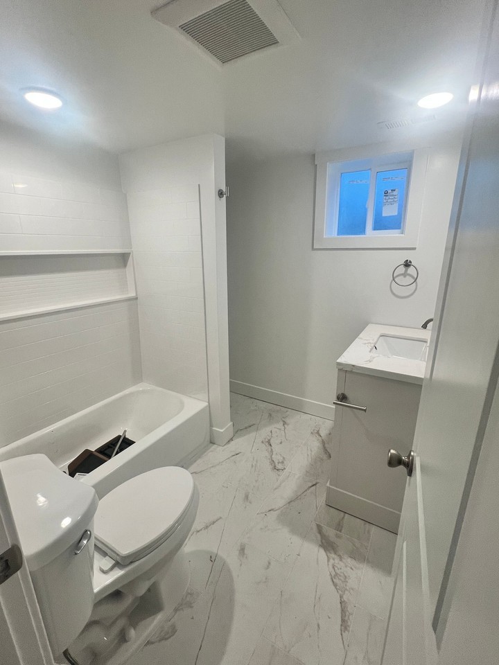 137 3rd St #B - Photo 4 of 9