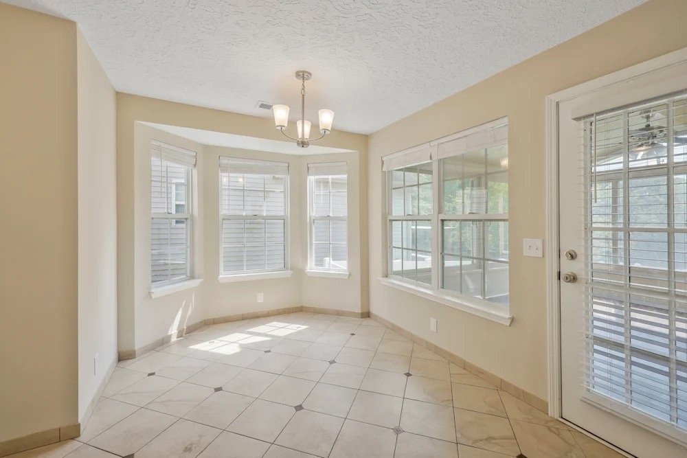 2512 Meadowood Dr - Photo 5 of 13