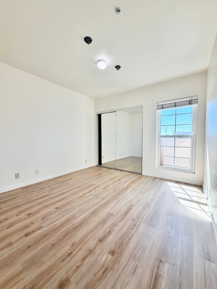 12311 Pacific Ave #4 - Photo 3 of 16