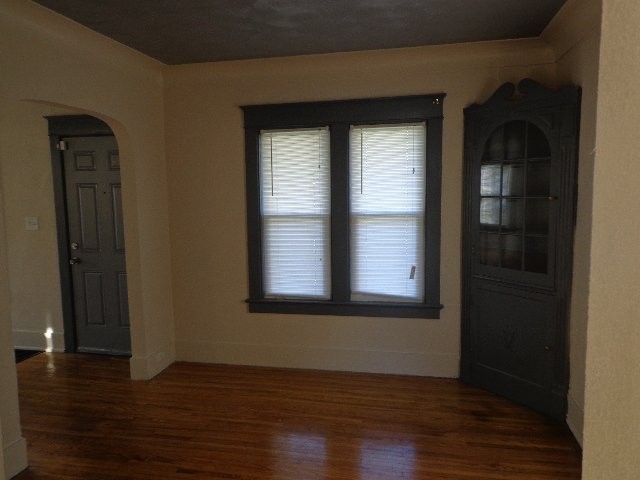 553 Brighton Ave - Photo 6 of 10