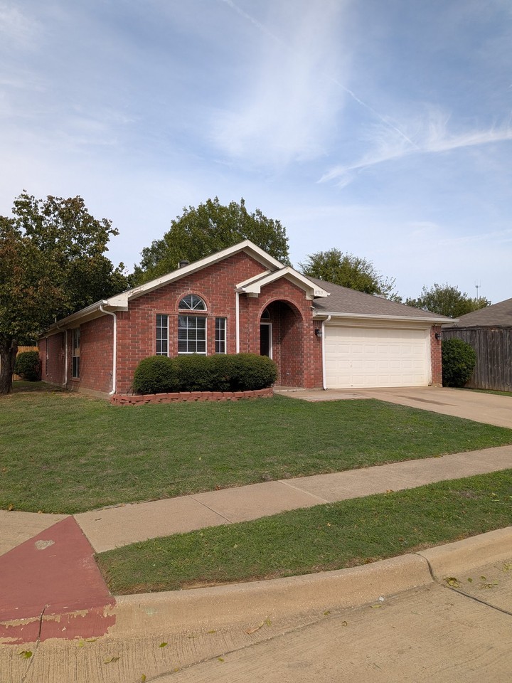 8713 Lake Springs Trl - Photo 2 of 17