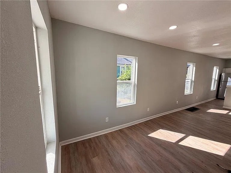 1304 S 40th St - Photo 2 of 13