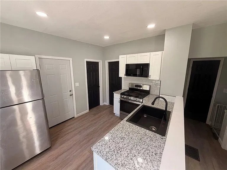 1304 S 40th St - Photo 3 of 13
