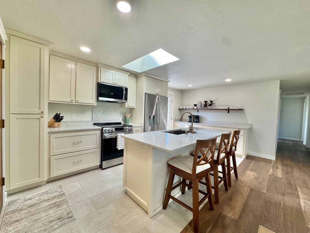 1090 Sanford St - Photo 2 of 20