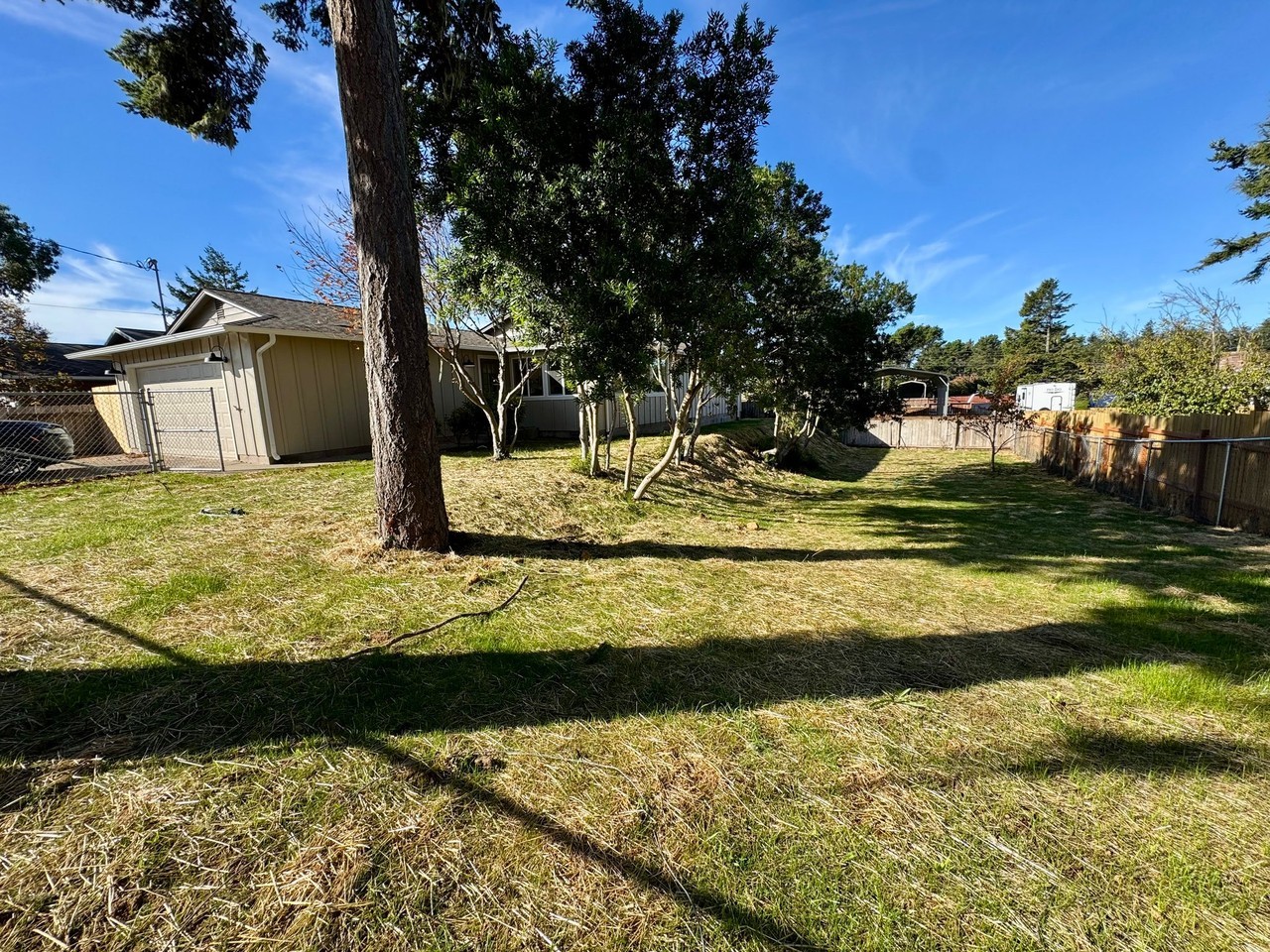 1090 Sanford St - Photo 5 of 20