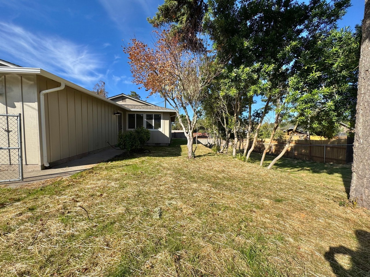 1090 Sanford St - Photo 6 of 20