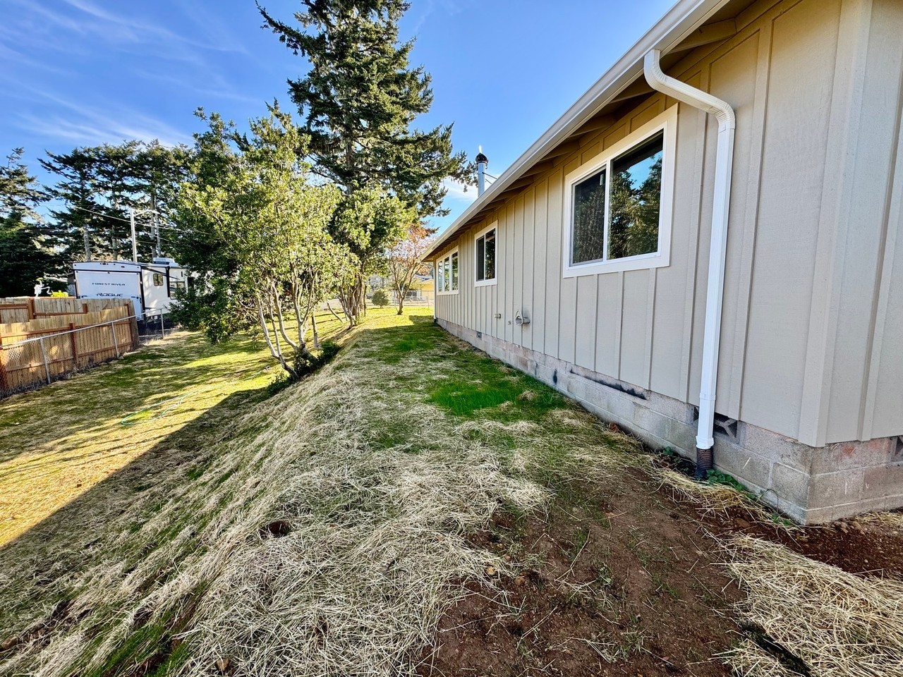 1090 Sanford St - Photo 7 of 20