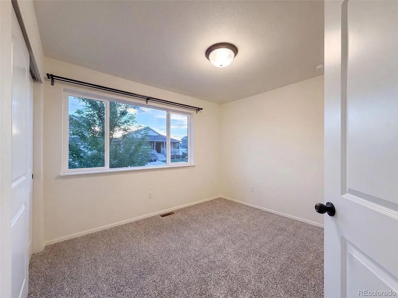 1704 102nd Ave - Photo 2 of 10
