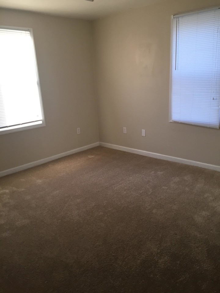 418 Spratley St - Photo 3 of 7