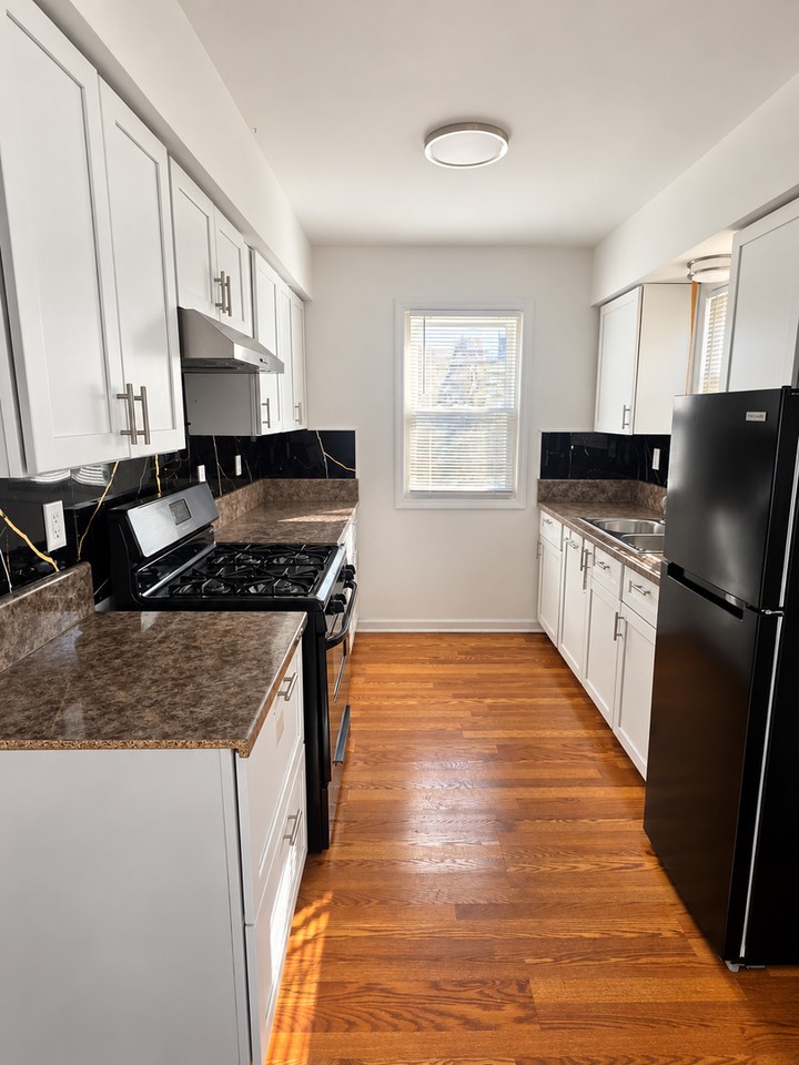 557 Kitchener St - Photo 4 of 19