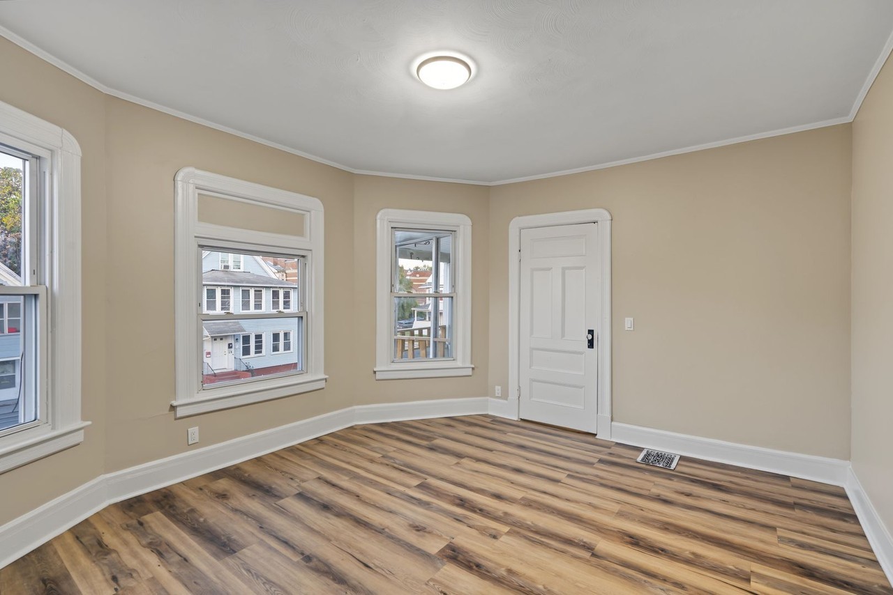 54 Webster St - Photo 4 of 27