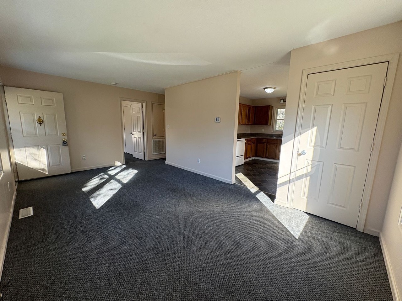 122 Jubilee Dr - Photo 3 of 11