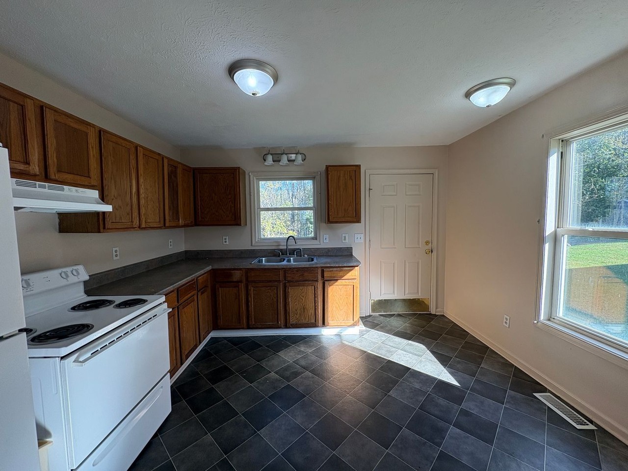 122 Jubilee Dr - Photo 4 of 11