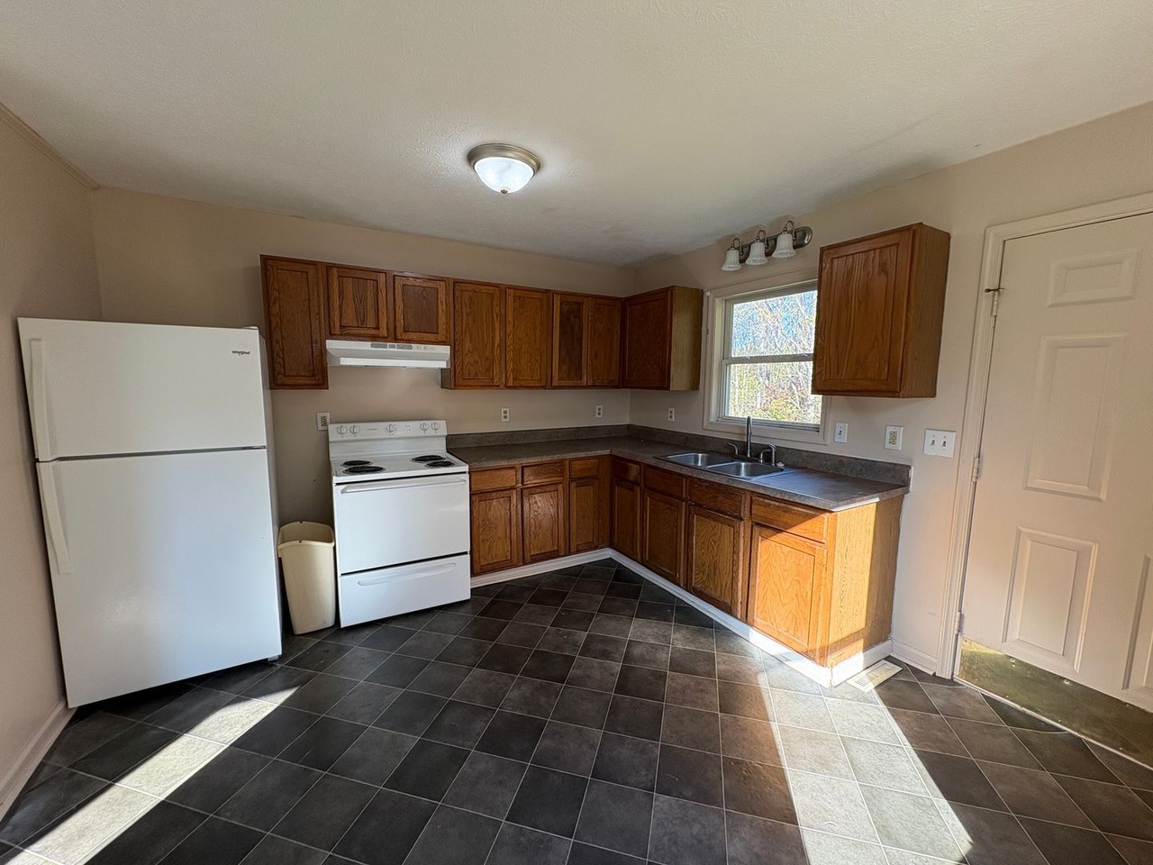 122 Jubilee Dr - Photo 5 of 11
