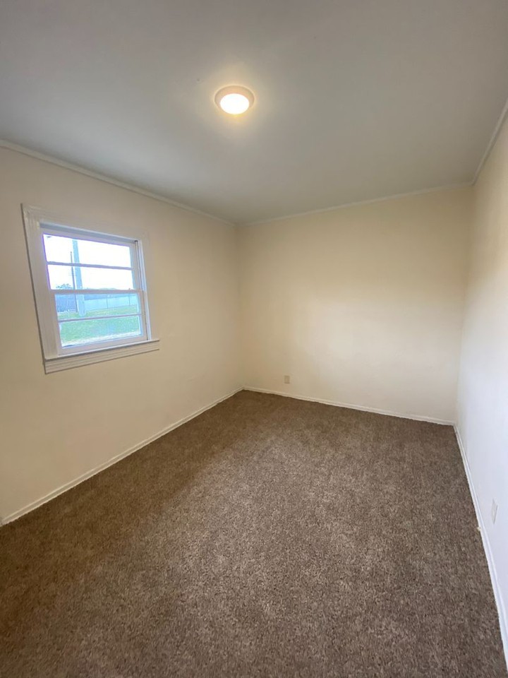 1900 Harris Ave - Photo 4 of 8